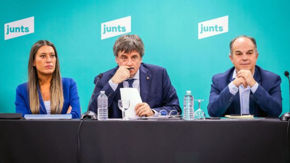 Junts se escuda en el catalán para lanzar una ofensiva contra el decreto de regularización