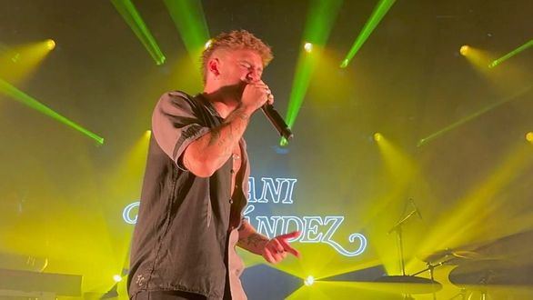 Dani Fernández se rompe un ligamento del hombro tras una caída en su concierto en Valencia