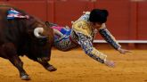 El diestro Morante de la Puebla sufre una cogida durante la novena corrida de la Feria de Abril de Sevilla con reses de la ganadería de Hermanos García Jiménez, este lunes en la plaza de la Maestranza