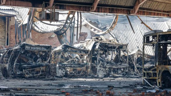 Un incendio devora las cocheras de autobuses municipales en Burgos