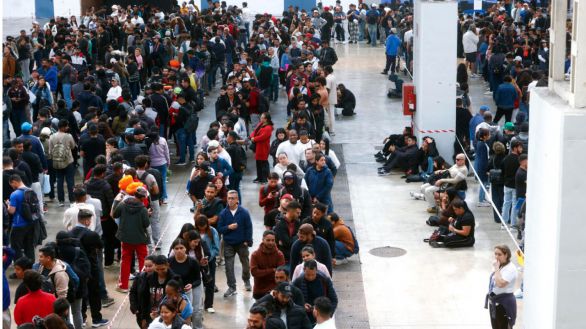 Largas colas y fallos informáticos marcan el inicio de la regularización de inmigrantes