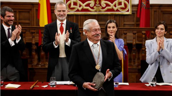 Los Reyes entregan el Premio Cervantes 2025 al mexicano Gonzalo Celorio