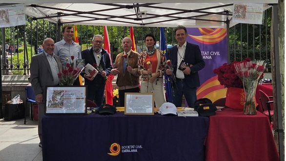 Societat Civil Catalana celebra Sant Jordi en la capital con un encuentro literario