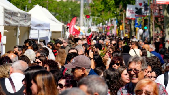 Sant Jordi vuelve a llenar las calles de rosas, libros y autores patrios y extranjeros