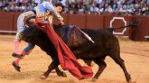 El diestro Roca Rey con su segundo toro en la decimotercera corrida de abono este jueves en la Plaza de Toros de La Maestranza de Sevilla.