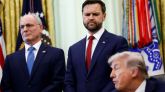 El embajador de Israel en Estados Unidos, Yechiel Leiter, y el vicepresidente estadounidense JD Vance escuchan al presidente estadounidense Donald Trump.