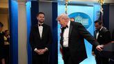 Donald Trump, vestido todavía de etiqueta, da una rueda de prensa tras el atentado