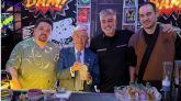 Rafael Anson con Diego Cabrera y su equipo en el décimo aniversario de Salmón Gurú. (Rafael Ansón)