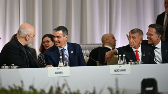 Sánchez defiende más control de las redes sociales en la reunión de la Comunidad Política Europea