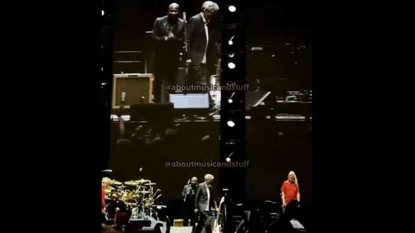 Un vídeo muestra cómo un vinilo impacta contra Eric Clapton durante su "show" en Madrid