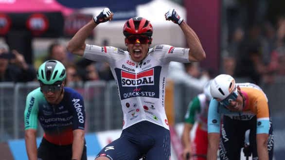 Giro Italia. Magnier descorcha el champán tras una caída tumultuosa