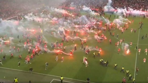 Terror en el derbi de Praga: ultras invaden el césped y atacan con bengalas al rival