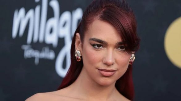 Demanda millonaria de Dua Lipa a Samsung