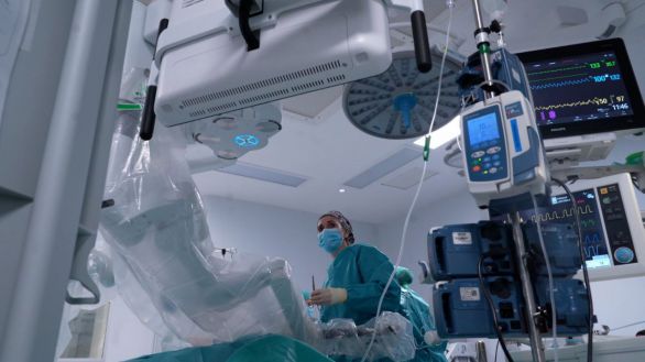 El 12 de Octubre opera con robot a un bebé de tres meses con obstrucción renal