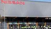 Trabajadores de Nissan de la Zona Franca de Barcelona hacen cola para recoger la carta de despido.