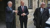 El director de la RAE, Santiago Muñoz Machado el alcalde leonés, José Antonio Diez, y el académico Luis Mateo Díez, llegan al cuarto pleno externo de su historia que la RAE celebra este jueves en el Ayuntamiento de San Marcelo, en León.