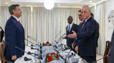 Fotografía difundida por la Agencia Central de Inteligencia (CIA) de su director, John Ratcliffe (i), reunido con funcionarios cubanos este jueves, en La Habana (Cuba).