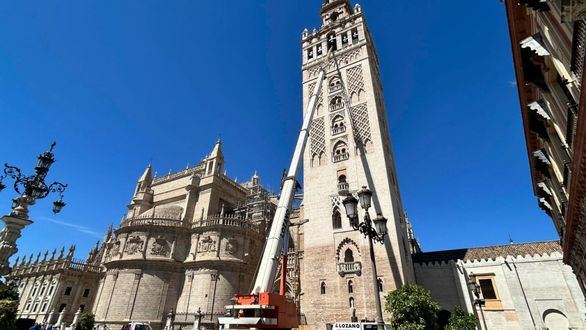 Arrancan las obras de restauración del remate renacentista de la Giralda de Sevilla