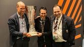 Unai Emery posa con el trofeo de la Liga Europa junto al Príncipe Guillermo del Reino Unido.