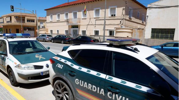 El guardia civil del cuartel de Dolores disparó a su mujer e hijo en sus camas