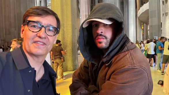Salvador Illa publica en sus redes sociales un selfi con Bad Bunny en la Sagrada Familia