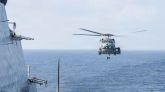 Un helicóptero MH-60R Sea Hawk se acerca al USS Delbert D. Black (DDG 119) después de patrullar el mar Arábigo.