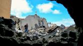 Varias personas inspeccionan los daños tras un ataque aéreo israelí en la ciudad portuaria de Tiro, al sur del Líbano.