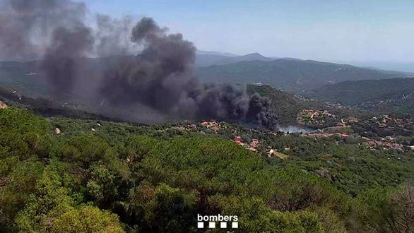 Levantan el confinamiento de 600 vecinos de Orrius por un incendio