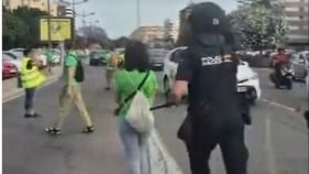 La Policía abre expediente disciplinario al agente que agredió por la espalda a una profesora en Valencia