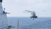 Un helicóptero MH-60R Sea Hawk se acerca al USS Delbert D. Black (DDG 119) después de patrullar el mar Arábigo.