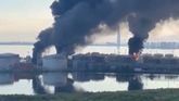 Captura del vídeo publicado en X por el presidente de Ucrania, Volodímir Zelenski, mostrando el o ataque ucraniano contra la terminal petrolera del puerto ruso de San Petersburgo