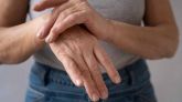 La artritis reumatoide es una enfermedad autoinmune progresiva que se caracteriza por inflamación crónica y destrucción ósea, principalmente causada por la sobreactivación de los osteoclastos, lo que en última instancia conduce a deformidades articulares y pérdida de función. Foto: freepik