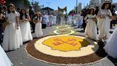 Una espectacular 'alfombra' de 30.000 claveles acoge la procesión del Corpus del Papa