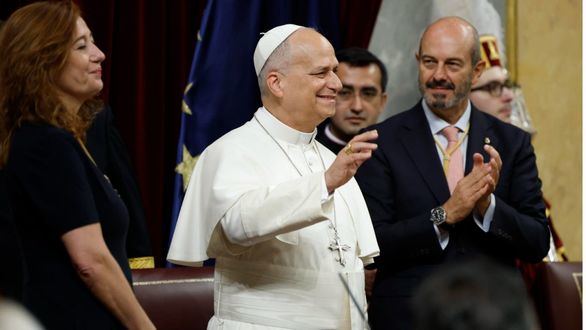 Larga ovación a León XIV en el Congreso y gritos de 