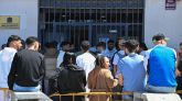 Centenares de ciudadanos marroquíes hacen cola frente al Consulado de Marruecos en Almería a la espera de obtener su certificado de antecedentes penales para la regularización.