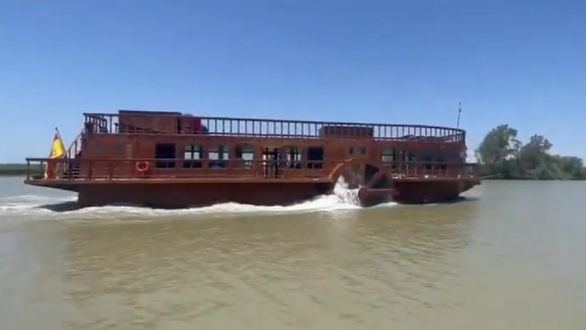El Real Fernando, réplica del primer barco de vapor de España, llega a Sevilla