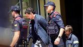 Jonathan Andic, esposado y escoltado por agentes de los Mossos d'Esquadra