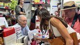 La Reina Letizia saluda a Eduardo Mendoza en la Feria del Libro de Madrid
