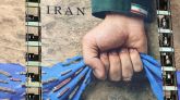 Una valla publicitaria de gran tamaño, que hace referencia al estrecho de Ormuz y que reza en persa «Siempre en manos de Irán», se exhibe en una plaza de Teherán, Irán.