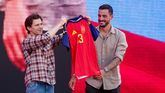 Tom Holland inaugura la 'fan zone' de Colón en Madrid para apoyar a La Roja: '¡Vamos España!'