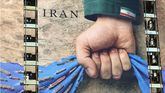 Una valla publicitaria de gran tamaño, que hace referencia al estrecho de Ormuz y que reza en persa «Siempre en manos de Irán», se exhibe en una plaza de Teherán, Irán.