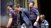 Jonathan Andic, esposado y escoltado por agentes de los Mossos d'Esquadra