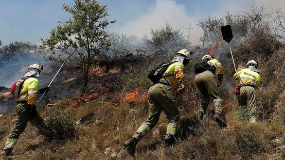 Activos dos incendios de más de 20 hectáreas en zonas rurales de La Coruña y Orense