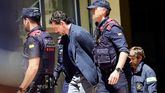 Jonathan Andic, esposado y escoltado por agentes de los Mossos d'Esquadra