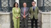 Gregorio Marañón (en el centro) acompañado por Lucía Sala Silveira y Antonio Sánchez Montero, directora y secretario del patronato, respectivamente, de la Fundación Ortega-Marañón.