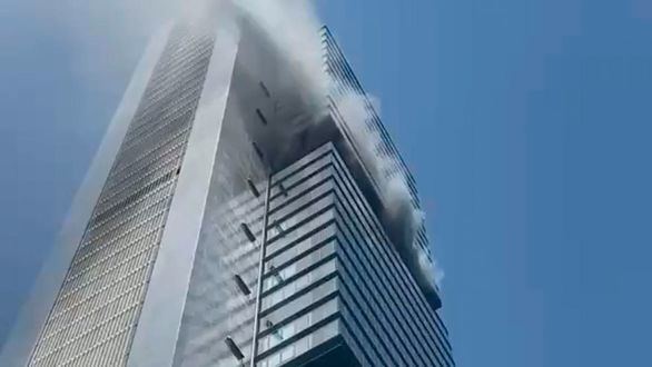 Un incendio deja a tres personas confinadas y obliga a desalojar una de las cuatro torres de Madrid