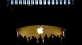 Personas caminan junto a una tienda de la compañía Apple en Nueva York, Estados Unidos.