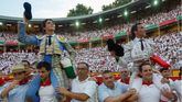 Roca Rey y David de Miranda a hombros en Pamplona, con orejas 'de plaza portátil'