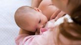 La Organización Mundial de la Salud (OMS) recomienda desde hace décadas que la madre alimente a su bebé de forma natural desde el nacimiento hasta que cumpla seis meses. Foto: freepik