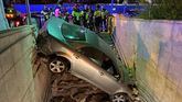 Dos heridos, uno grave, al acabar un coche en las escaleras del metro de Begoña